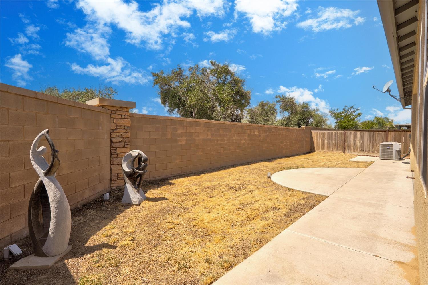 602 Pinnacle Dr W, Madera, CA 93636