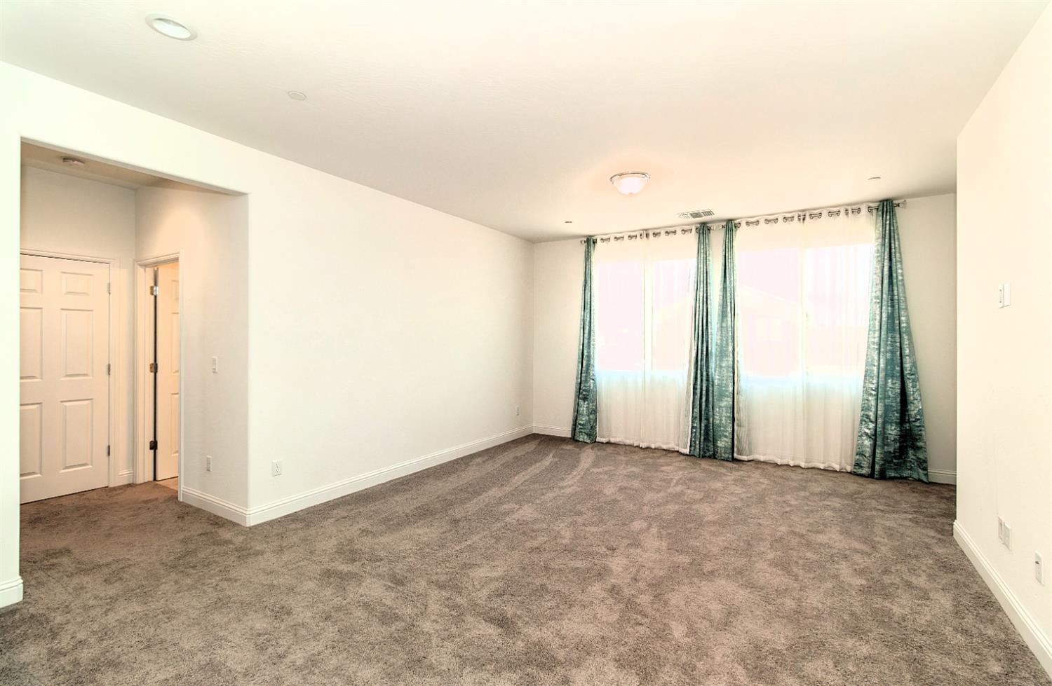 2698 N Arroyo Ave, Fresno, CA 93727