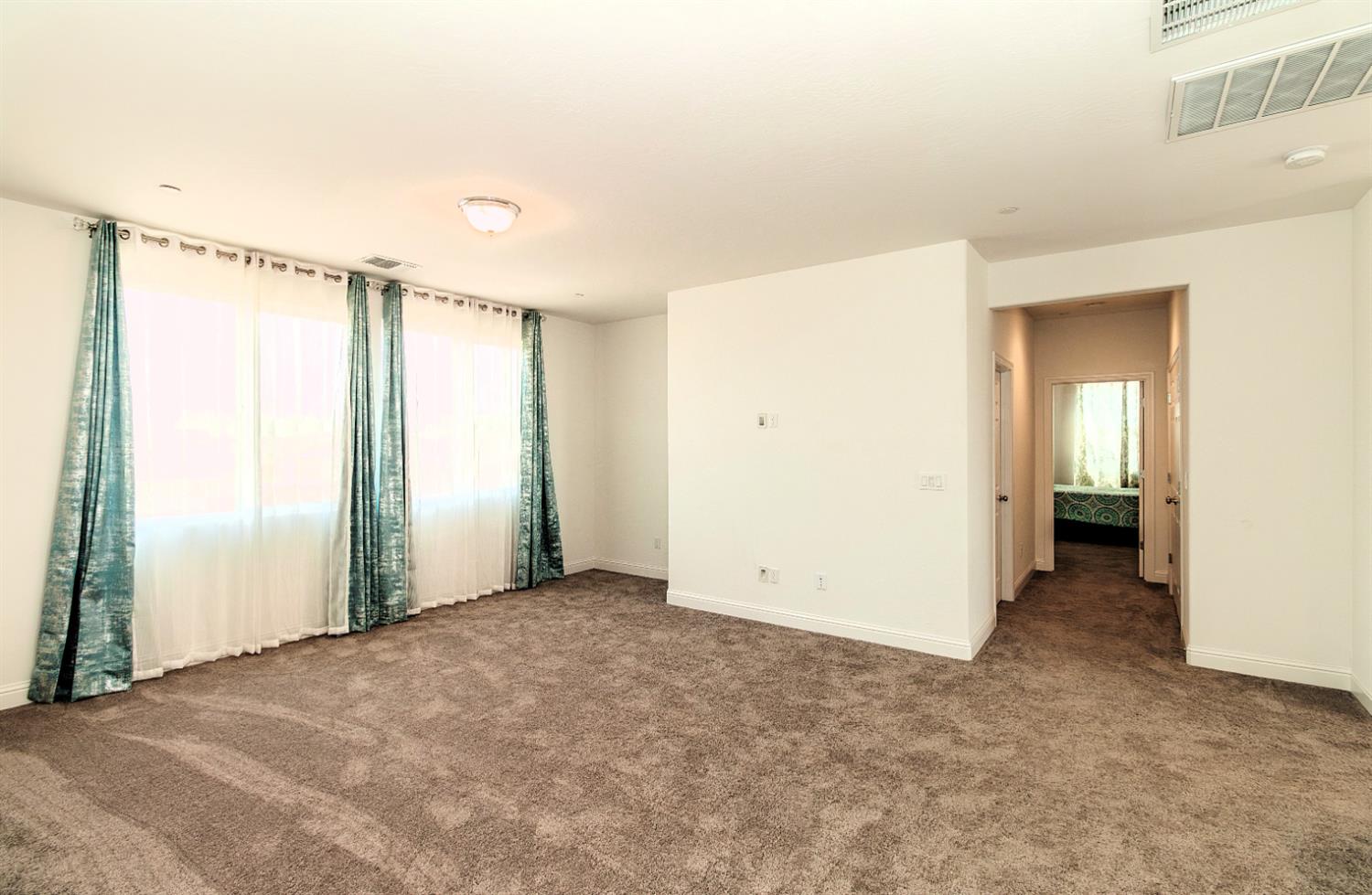 2698 N Arroyo Ave, Fresno, CA 93727