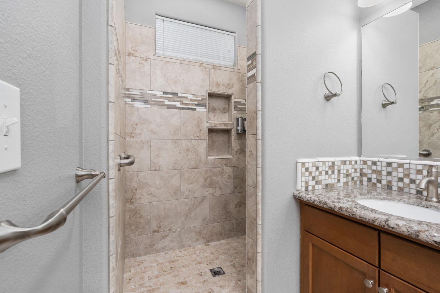 5313 W King Fisher Ln, Fresno, CA 93722