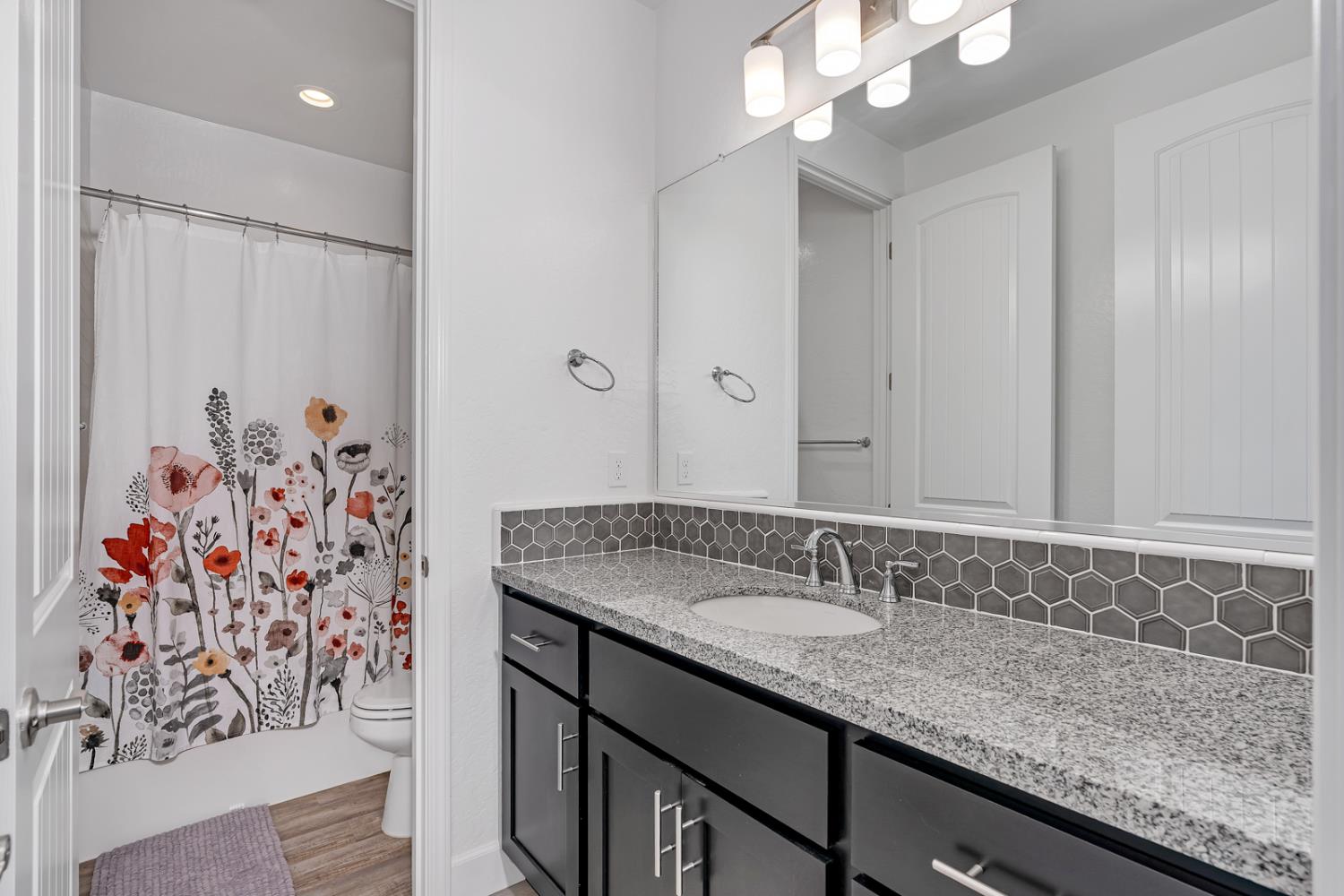 253 Peters Ln S, Madera, CA 93636