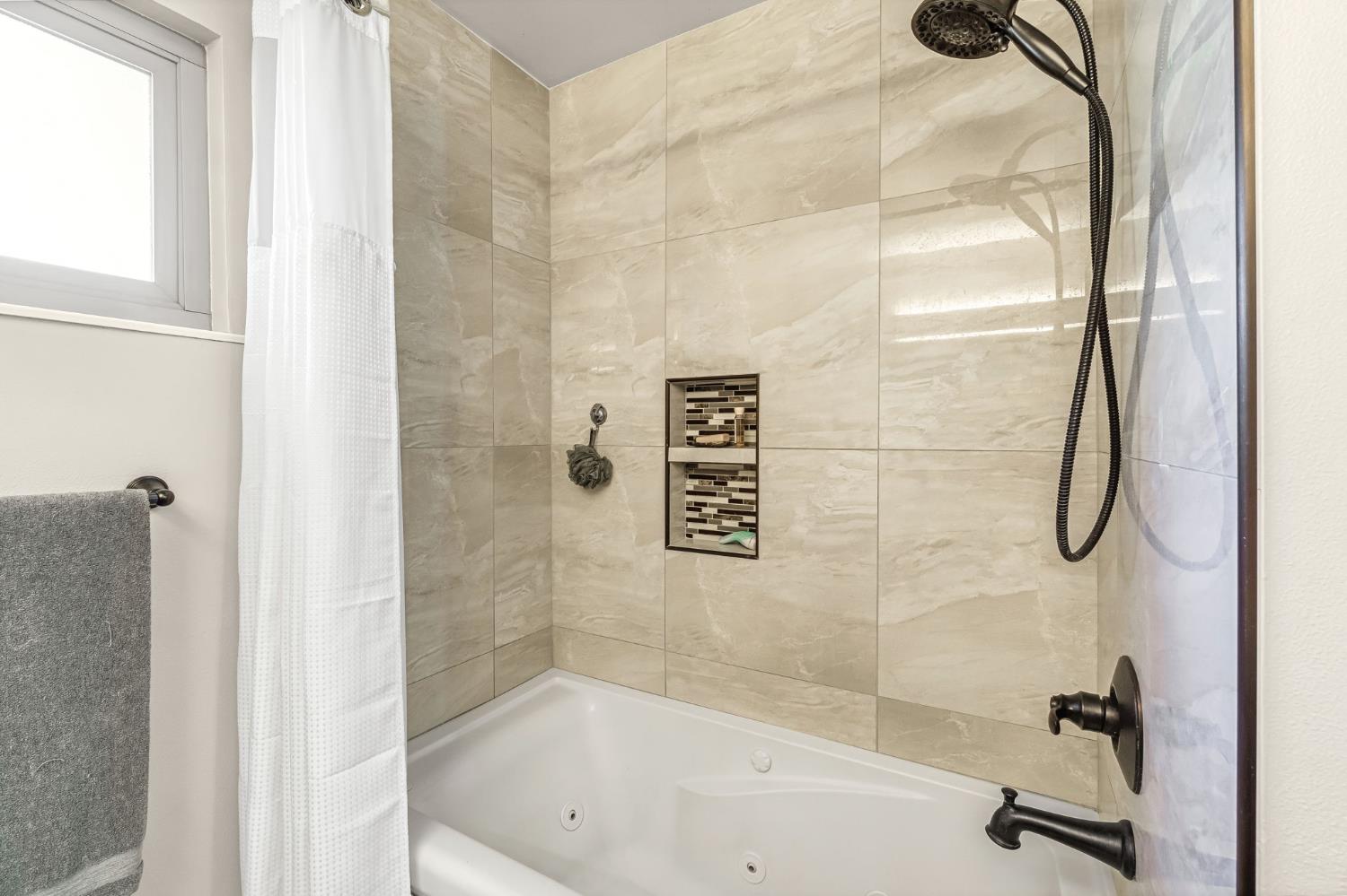 6658 N Thorne Ave, Fresno, CA 93711