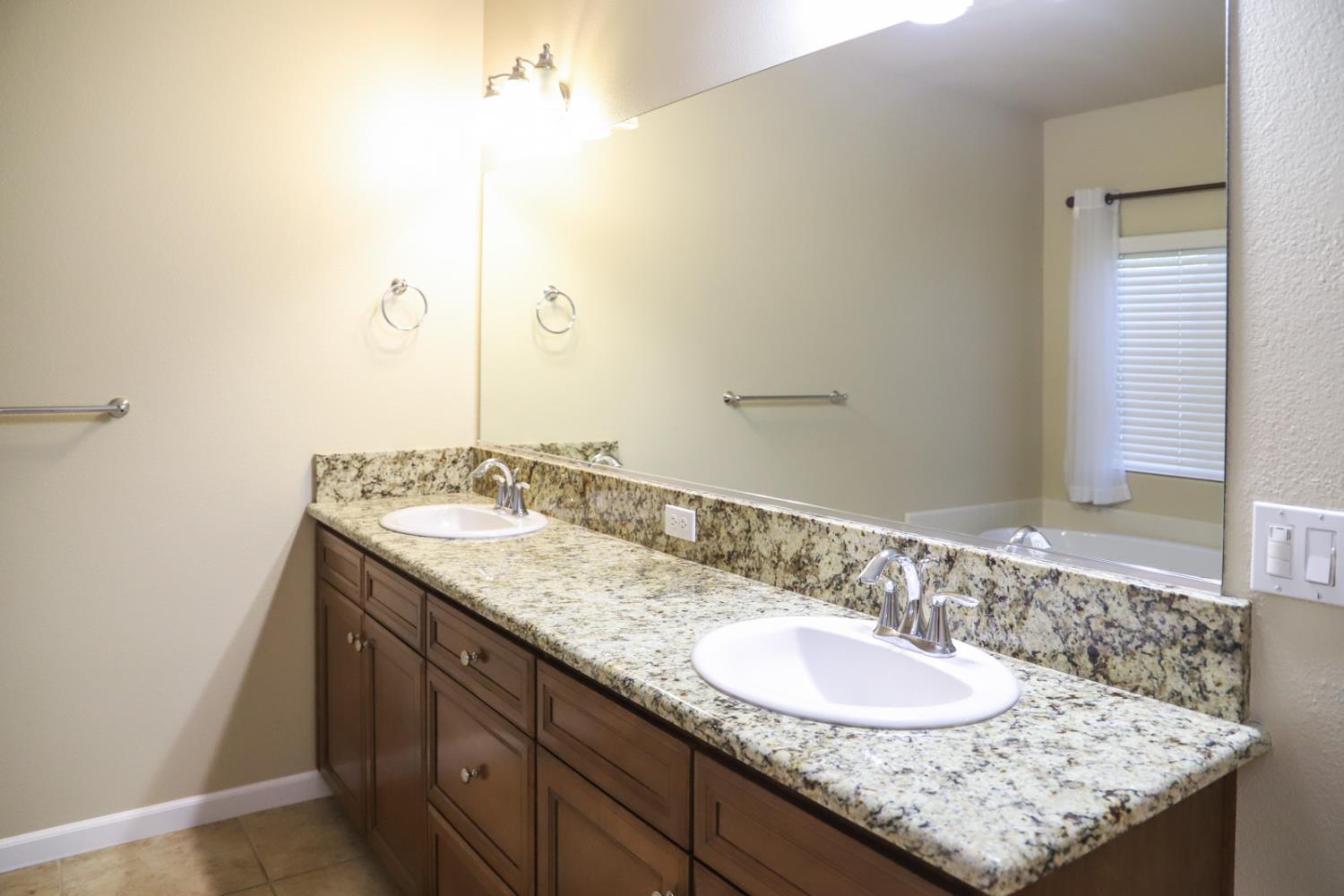 2981 Sierra Madre Ave, Clovis, CA 93611