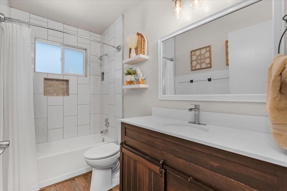 27762 Twin Ponds Rd, Clovis, CA 93619