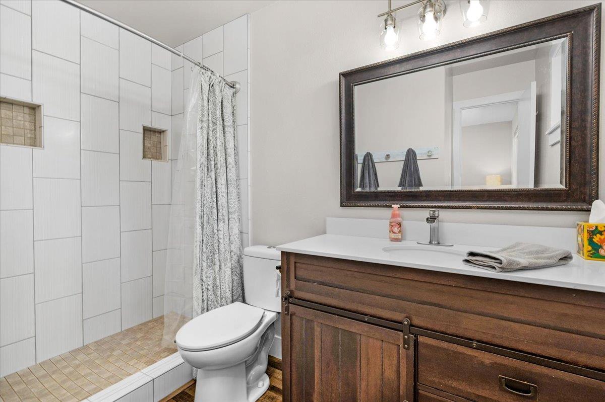 27762 Twin Ponds Rd, Clovis, CA 93619