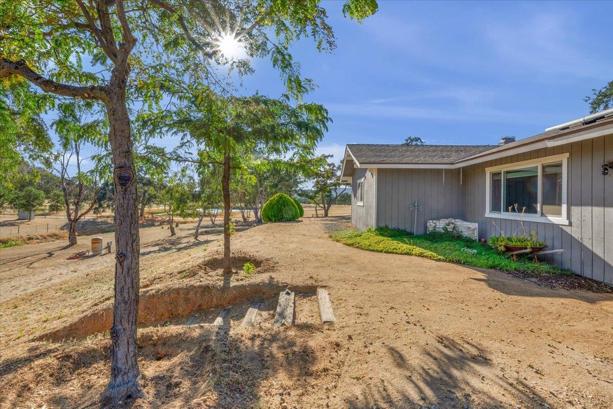 27762 Twin Ponds Rd, Clovis, CA 93619