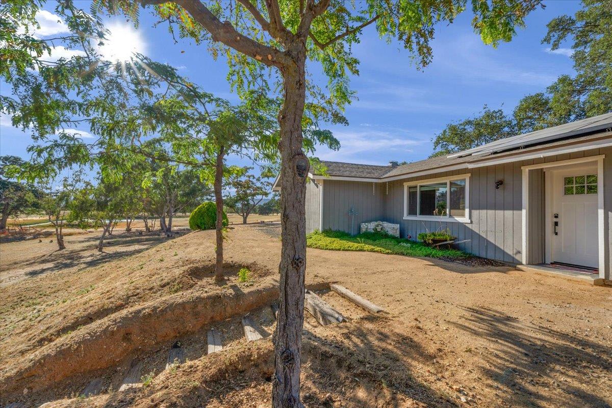 27762 Twin Ponds Rd, Clovis, CA 93619