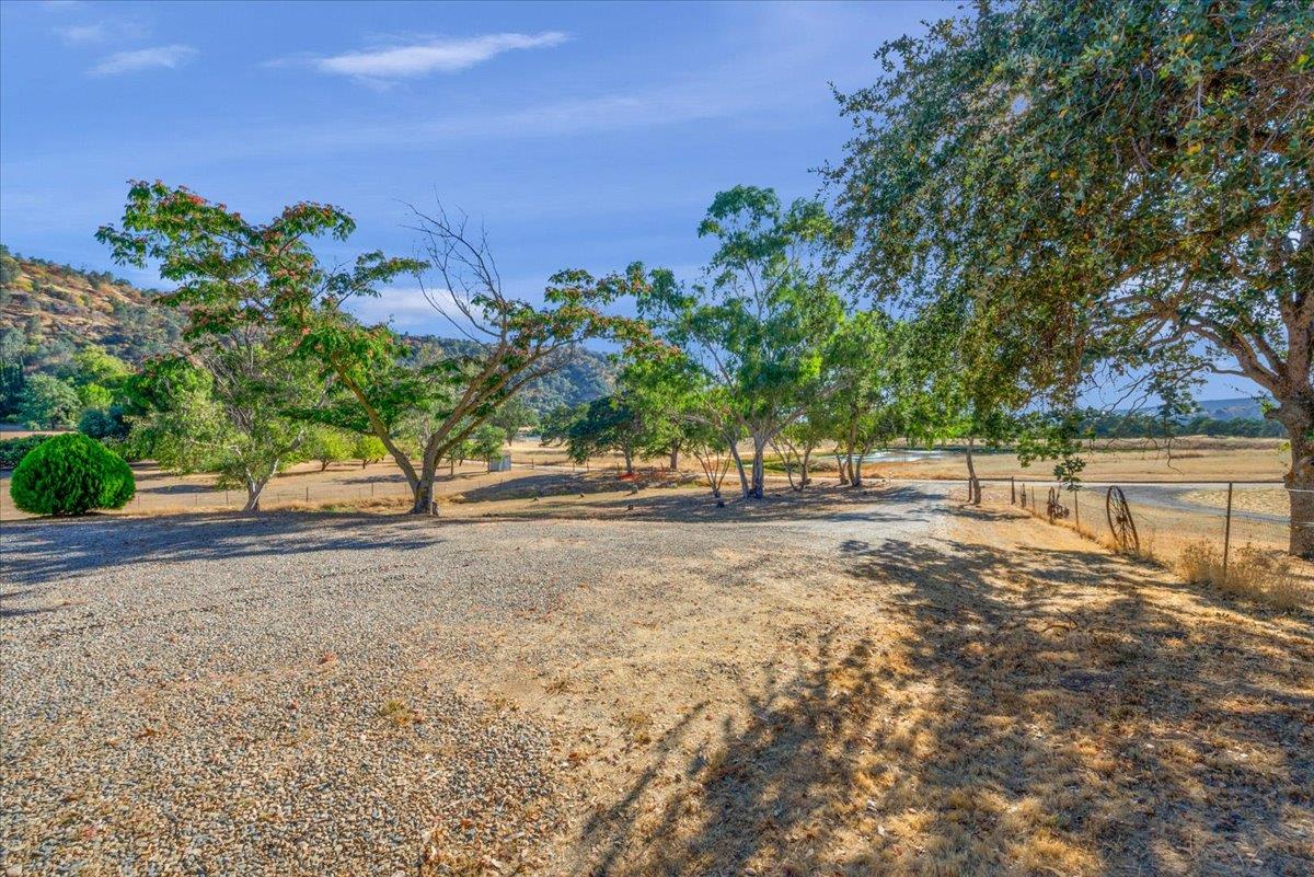 27762 Twin Ponds Rd, Clovis, CA 93619