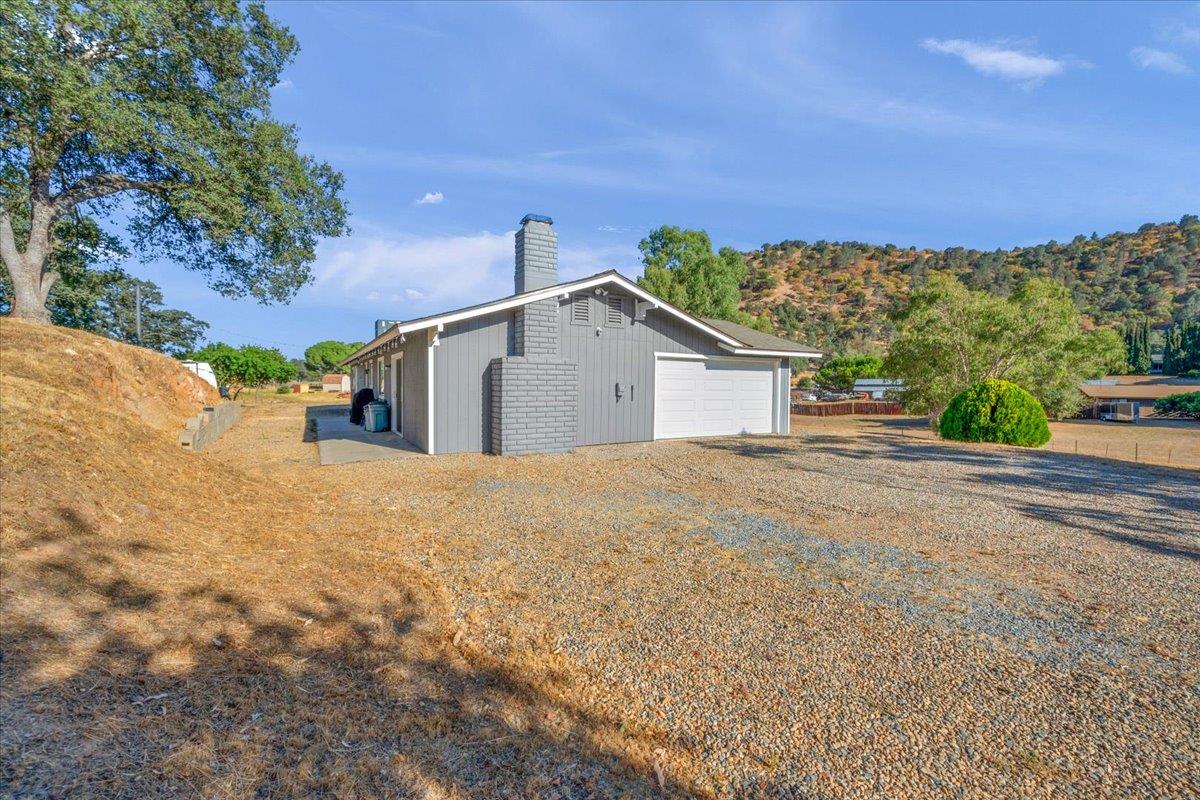 27762 Twin Ponds Rd, Clovis, CA 93619