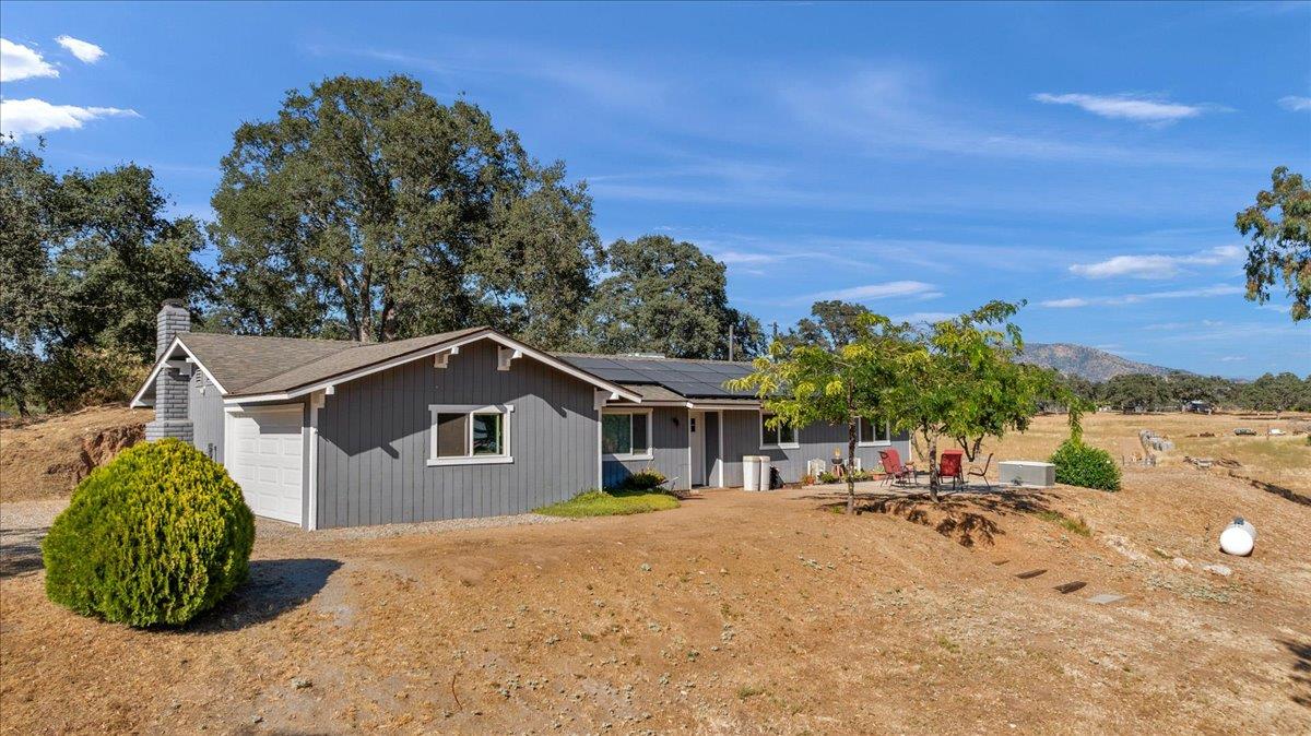 27762 Twin Ponds Rd, Clovis, CA 93619