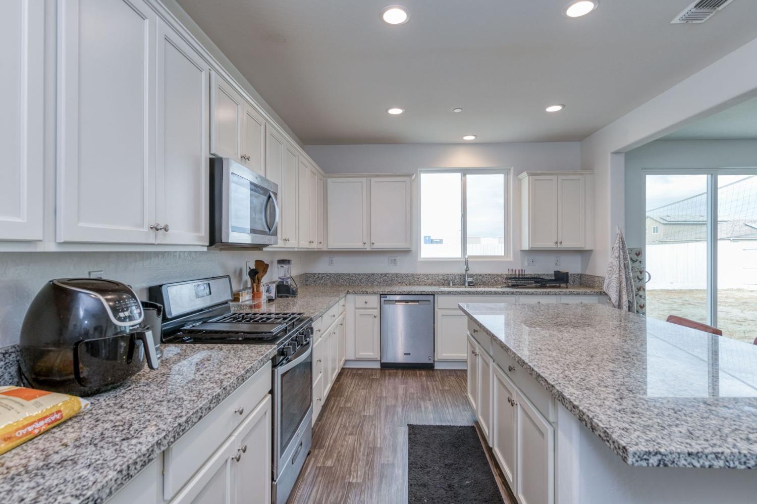 14288 W El Mar Ave, Kerman, CA 93630