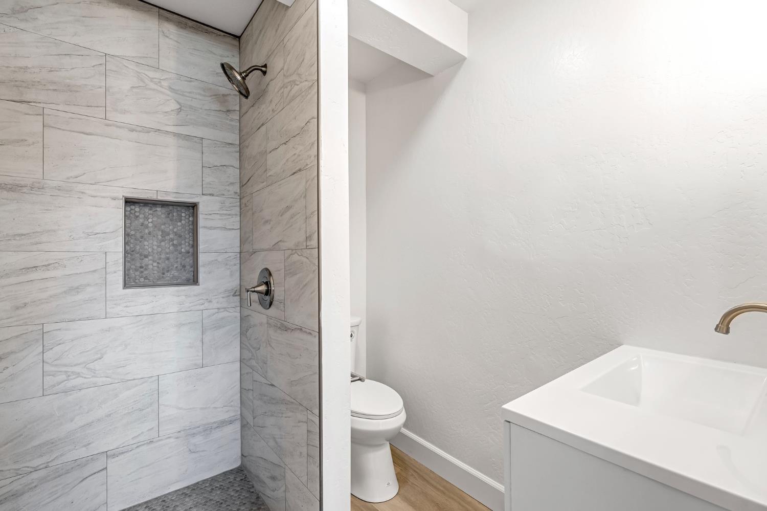 1240 Washington St, Hanford, CA 93230