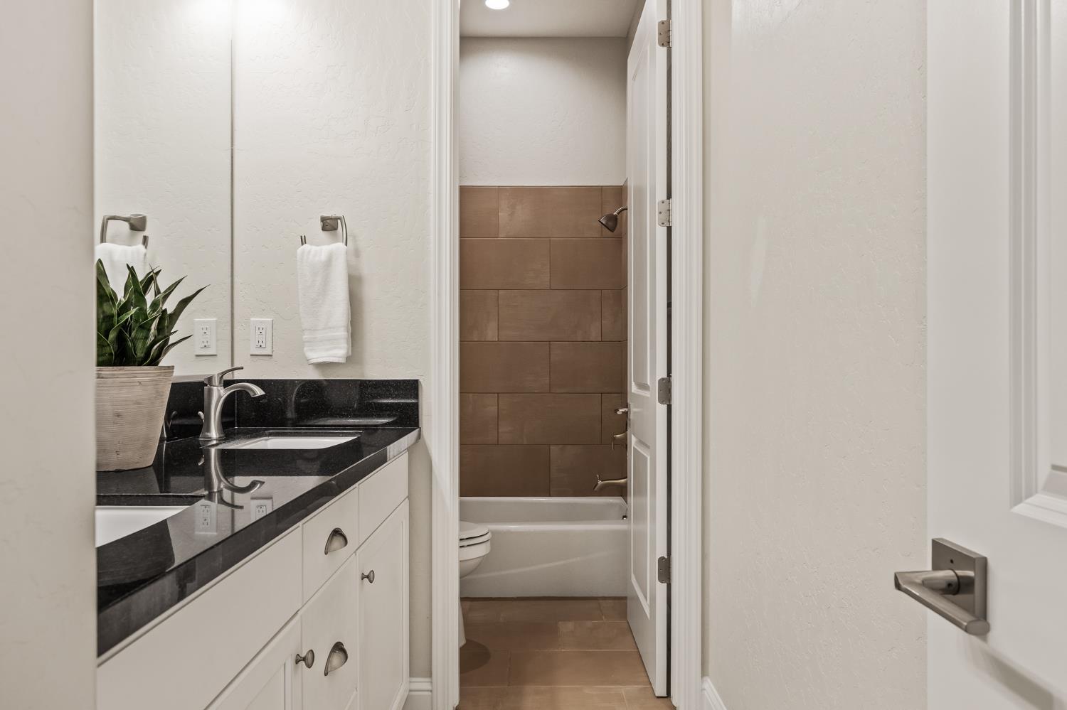 998 Highland Rd W, Madera, CA 93636