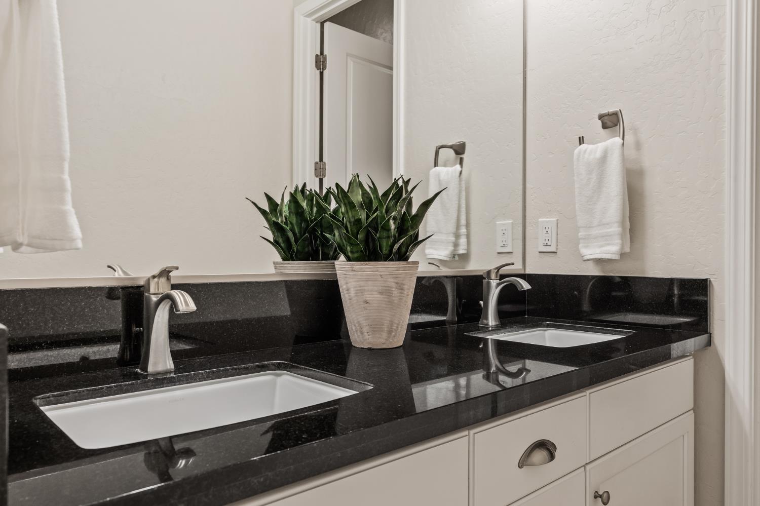 998 Highland Rd W, Madera, CA 93636