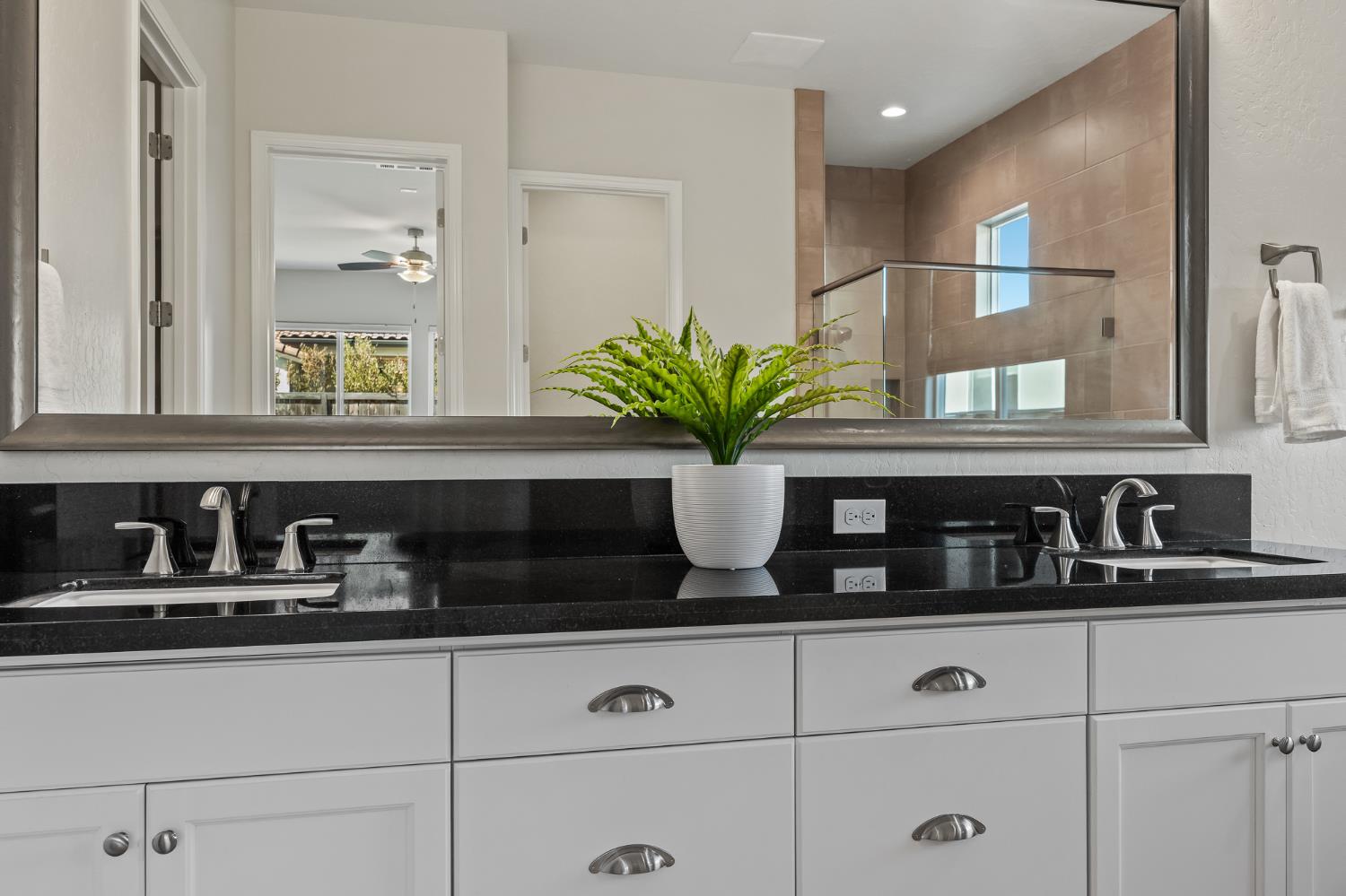 998 Highland Rd W, Madera, CA 93636