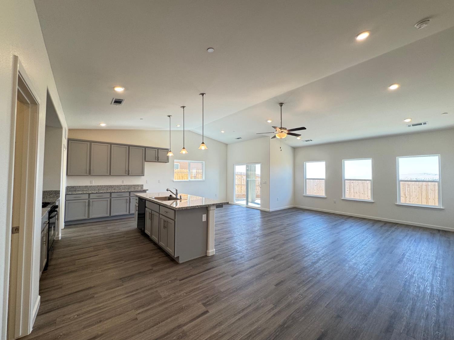 929 Grangeville Ave, Avenal, CA 93204