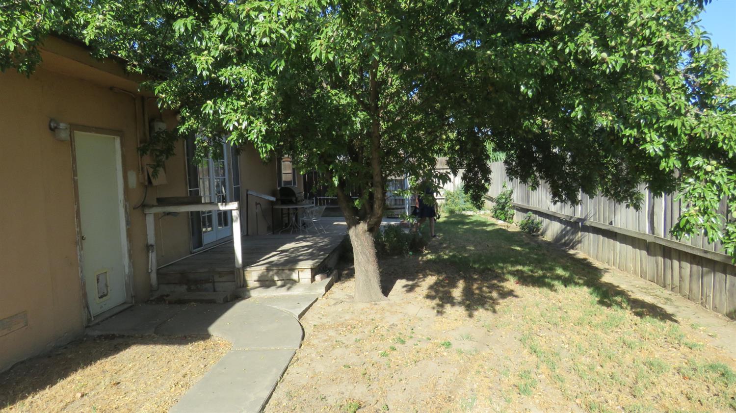 15463 W B St, Kerman, CA 93630