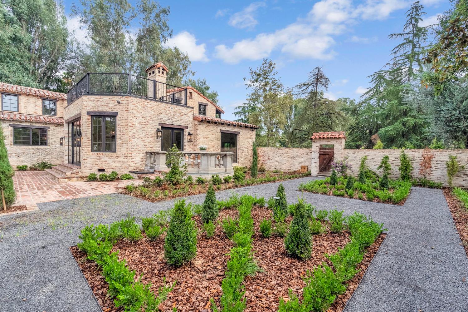 4689 N Van Ness Blvd, Fresno, CA 93704