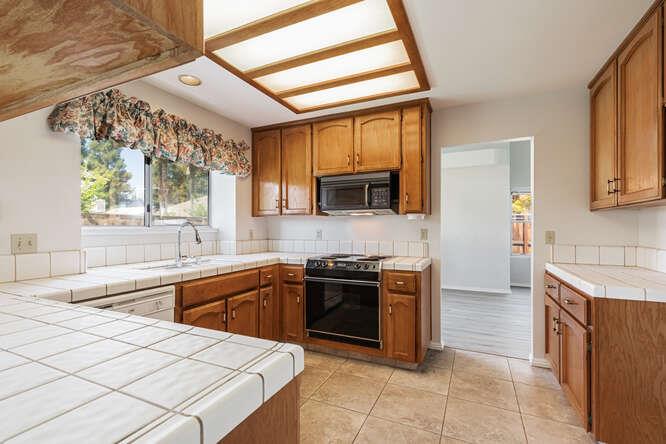 793 E Buckhill Rd, Fresno, CA 93720