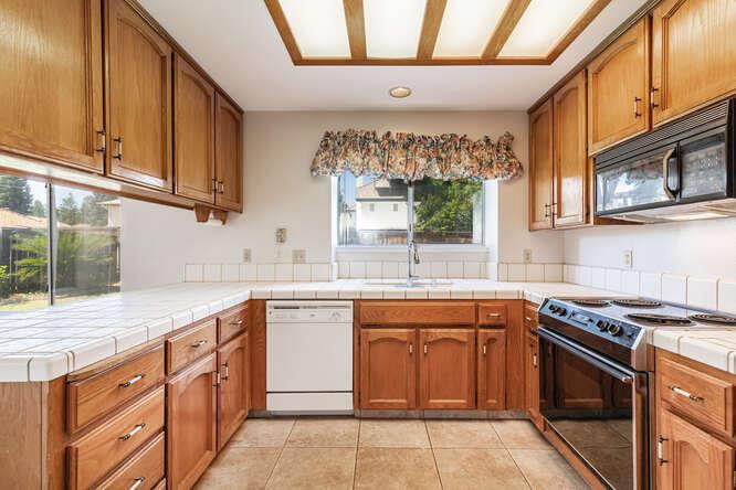 793 E Buckhill Rd, Fresno, CA 93720