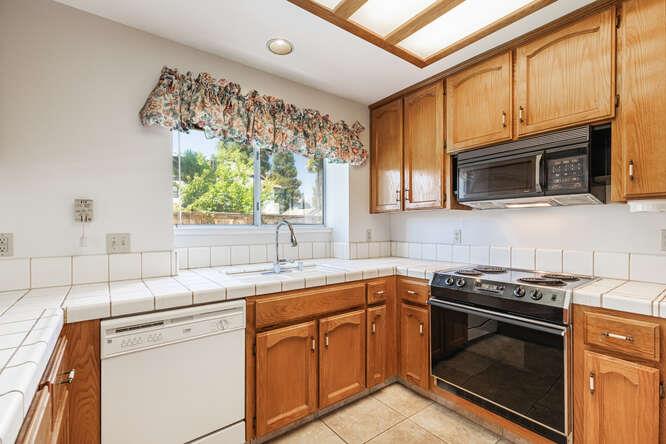 793 E Buckhill Rd, Fresno, CA 93720