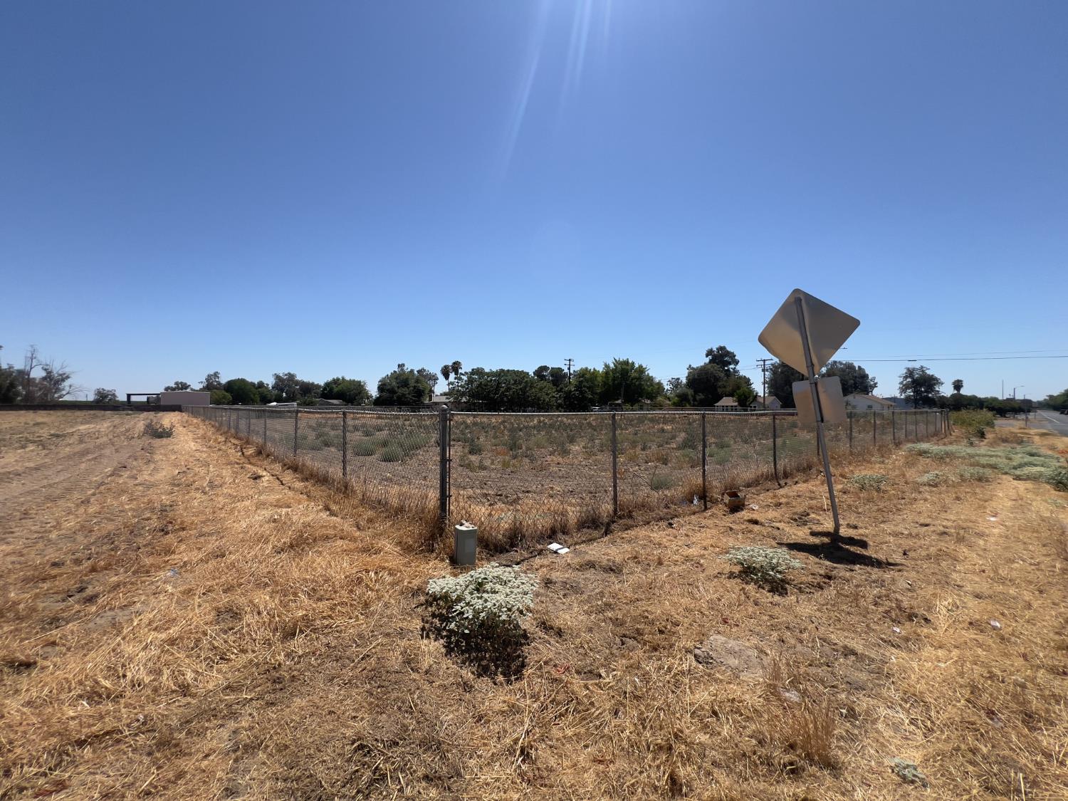 1 E 3rd St, Hanford, CA 93230