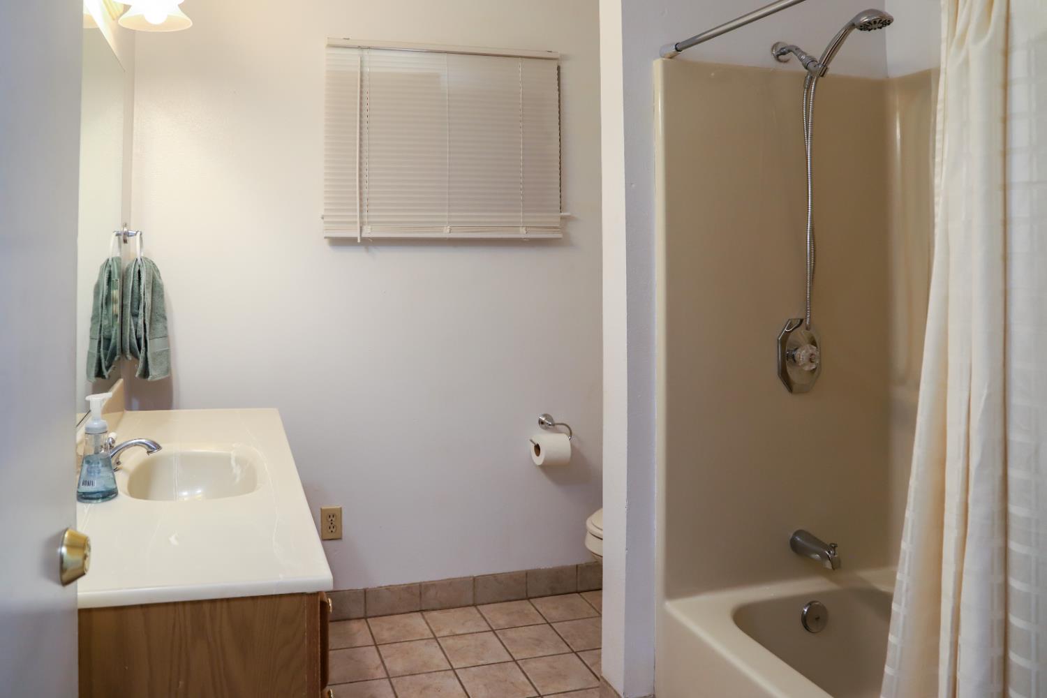 2811 E Shields Ave, Fresno, CA 93726