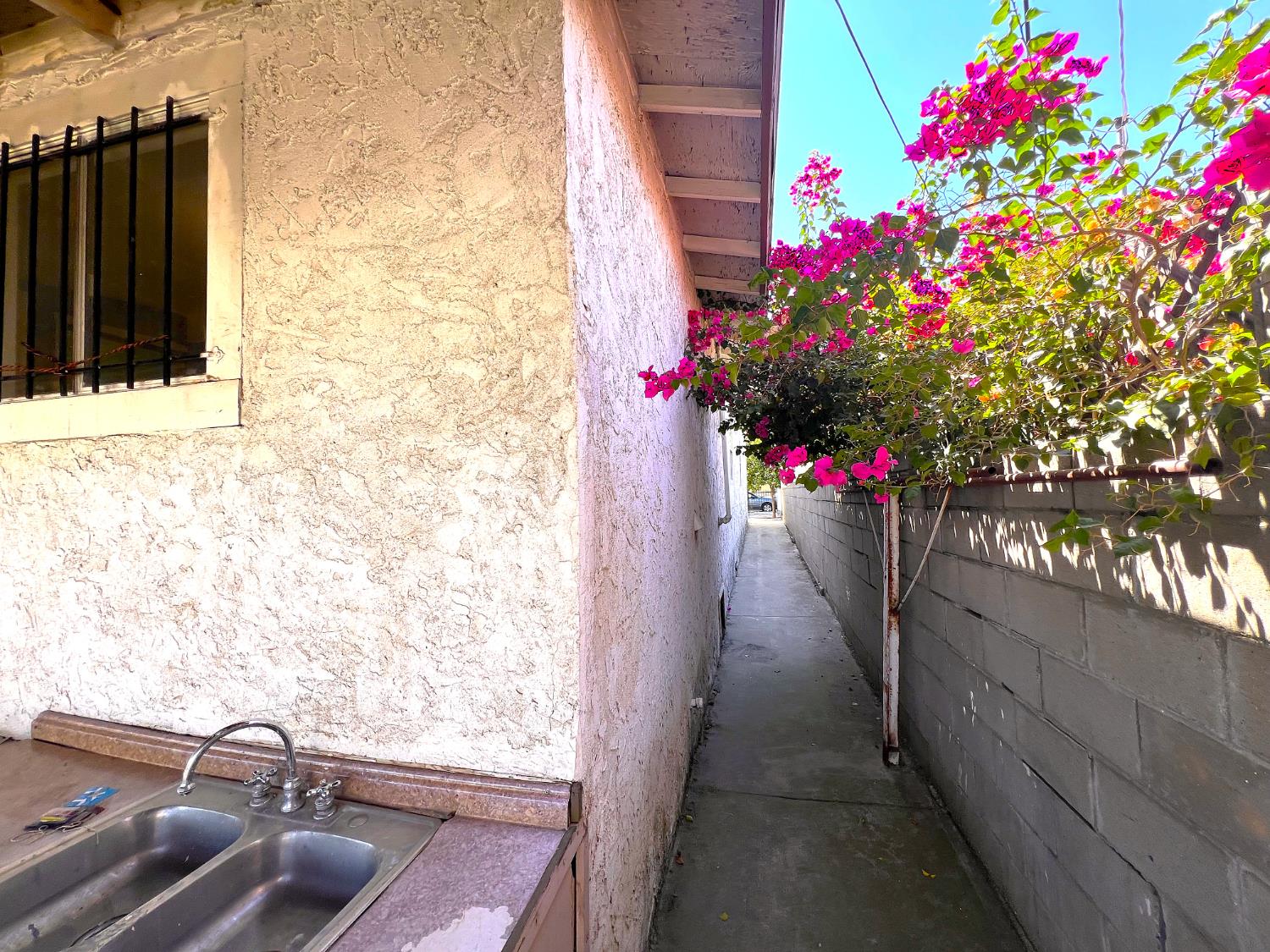 3223 E Madison Ave, Fresno, CA 93702