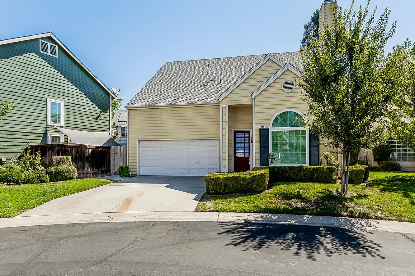 1094 E Monticello Cir, Fresno, CA 93720