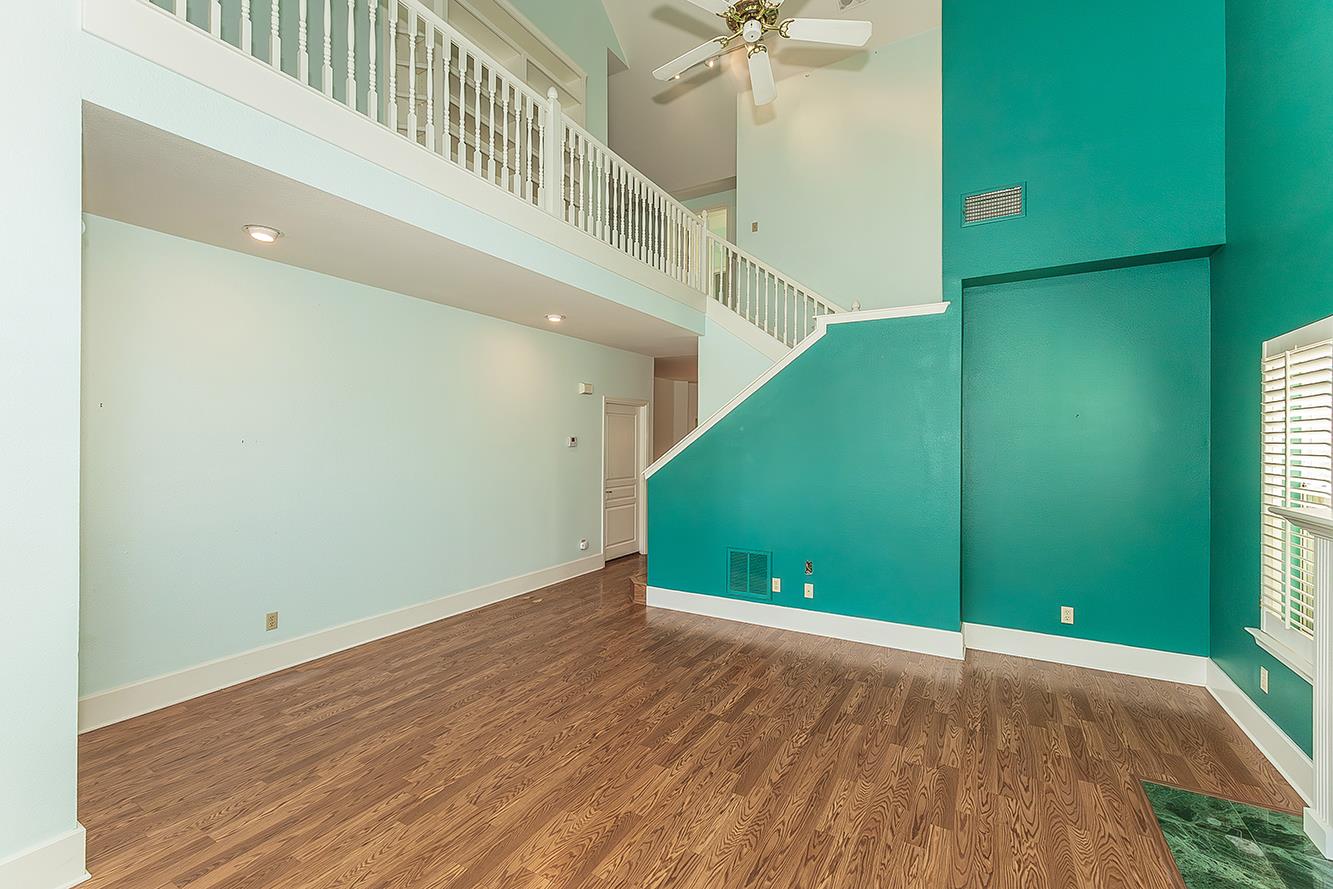 1094 E Monticello Cir, Fresno, CA 93720