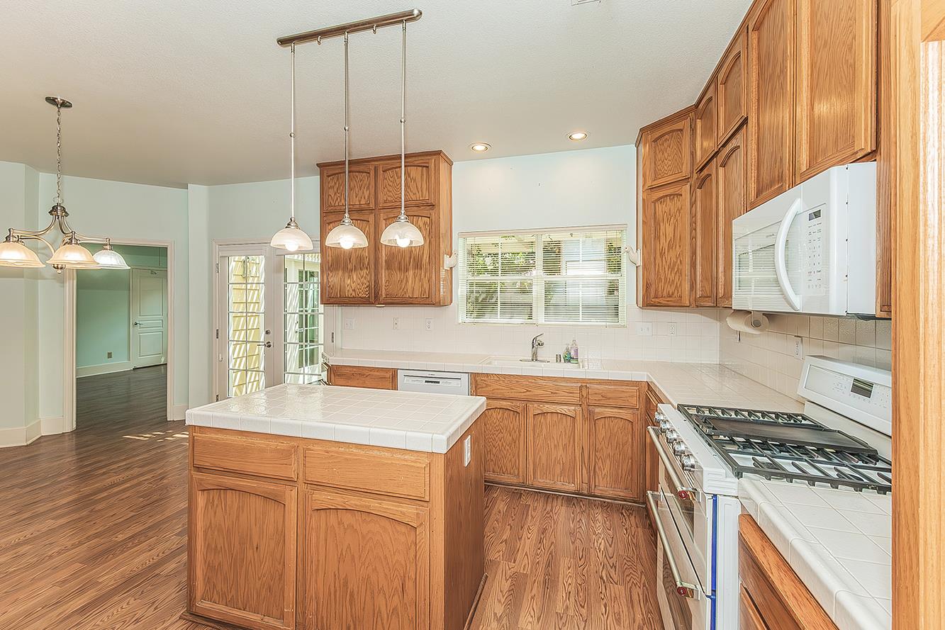 1094 E Monticello Cir, Fresno, CA 93720