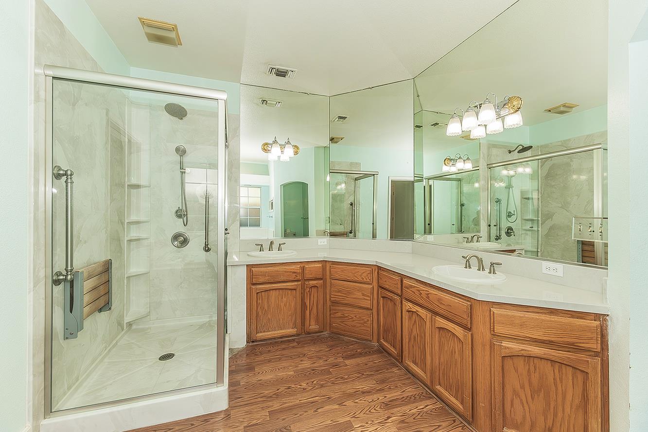 1094 E Monticello Cir, Fresno, CA 93720