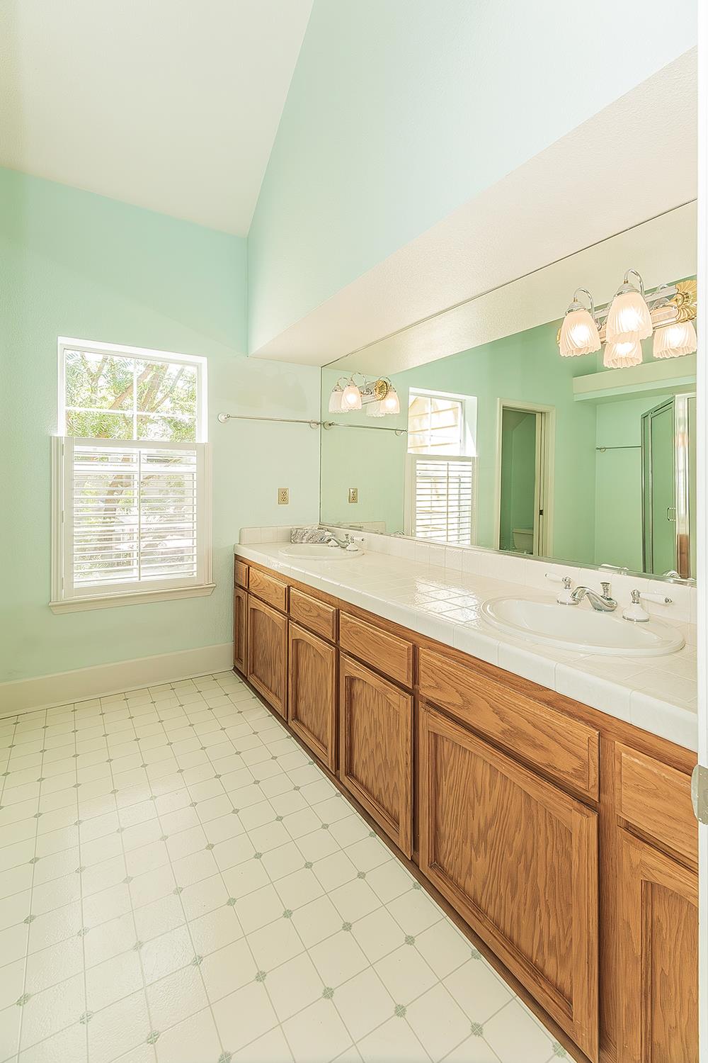 1094 E Monticello Cir, Fresno, CA 93720