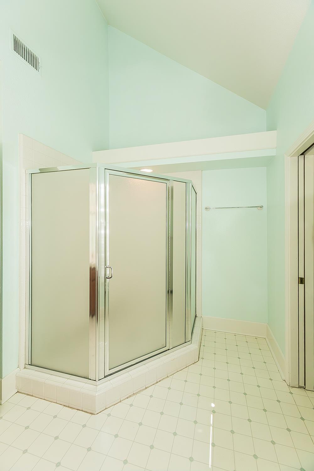 1094 E Monticello Cir, Fresno, CA 93720