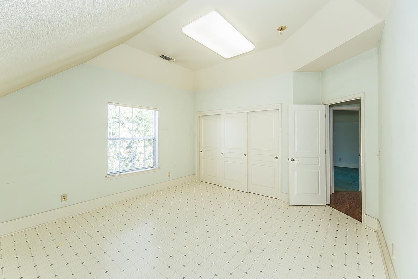 1094 E Monticello Cir, Fresno, CA 93720