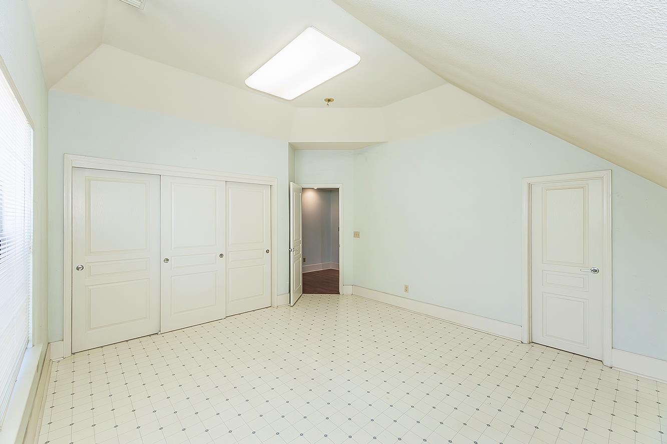 1094 E Monticello Cir, Fresno, CA 93720