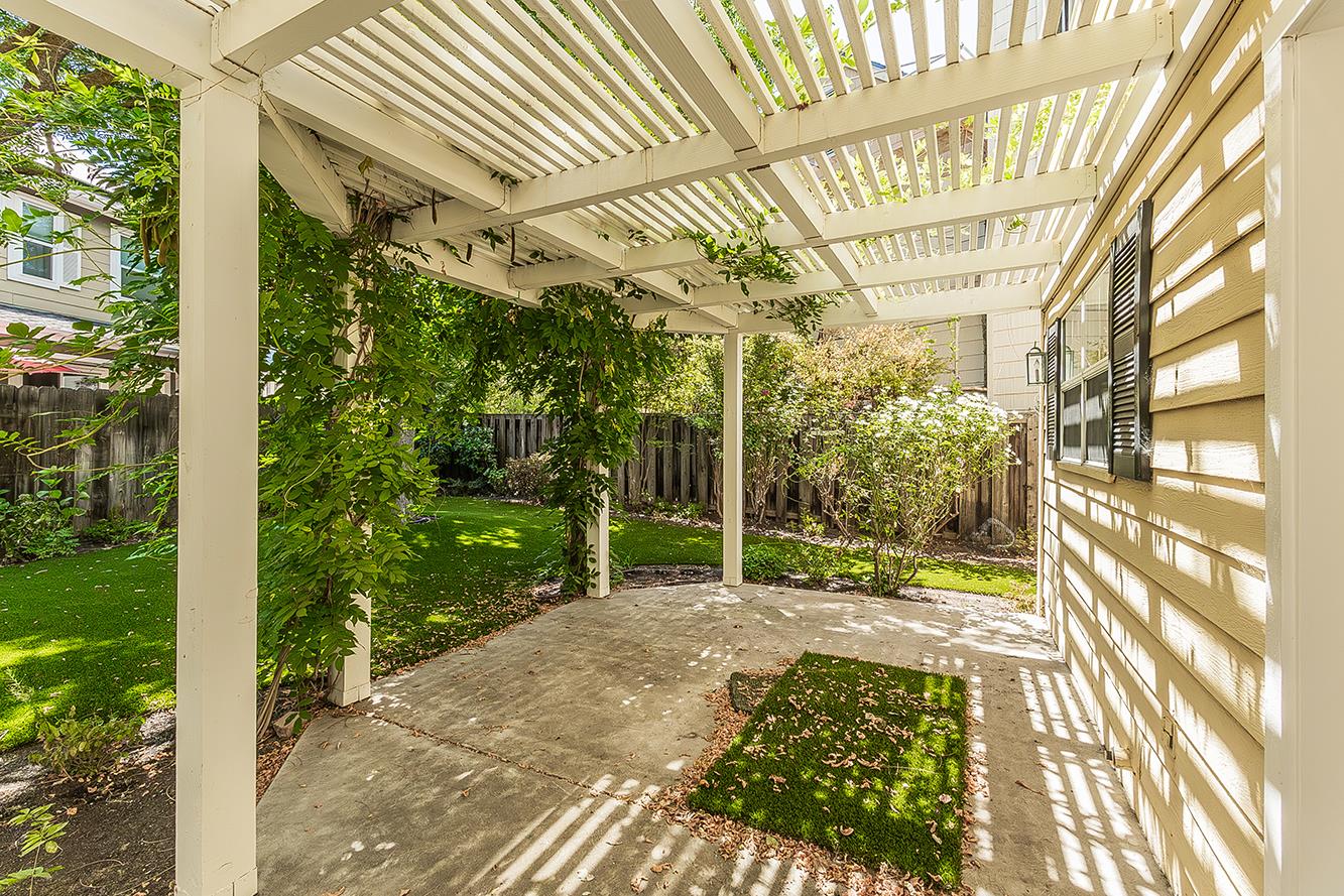 1094 E Monticello Cir, Fresno, CA 93720