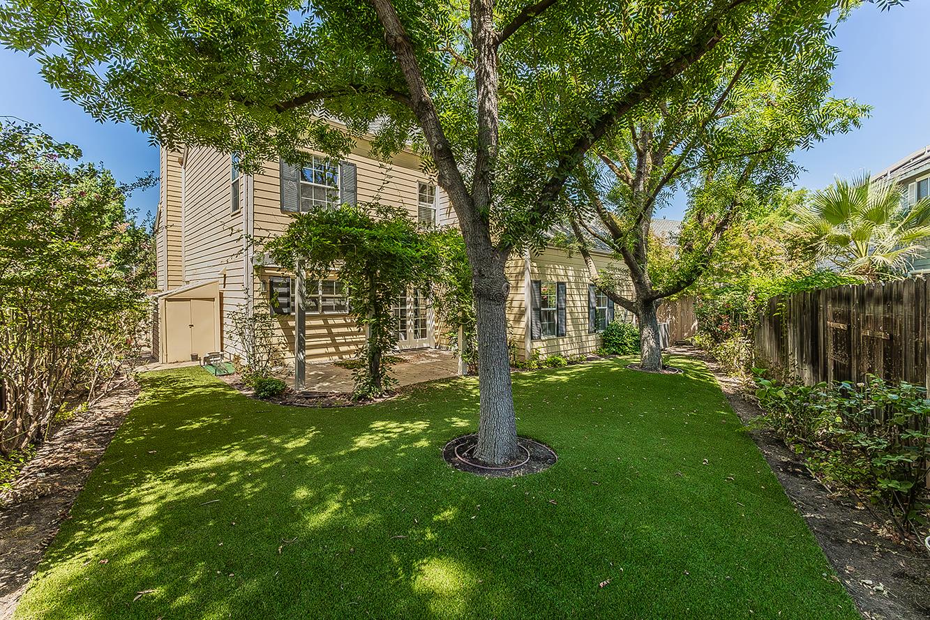 1094 E Monticello Cir, Fresno, CA 93720