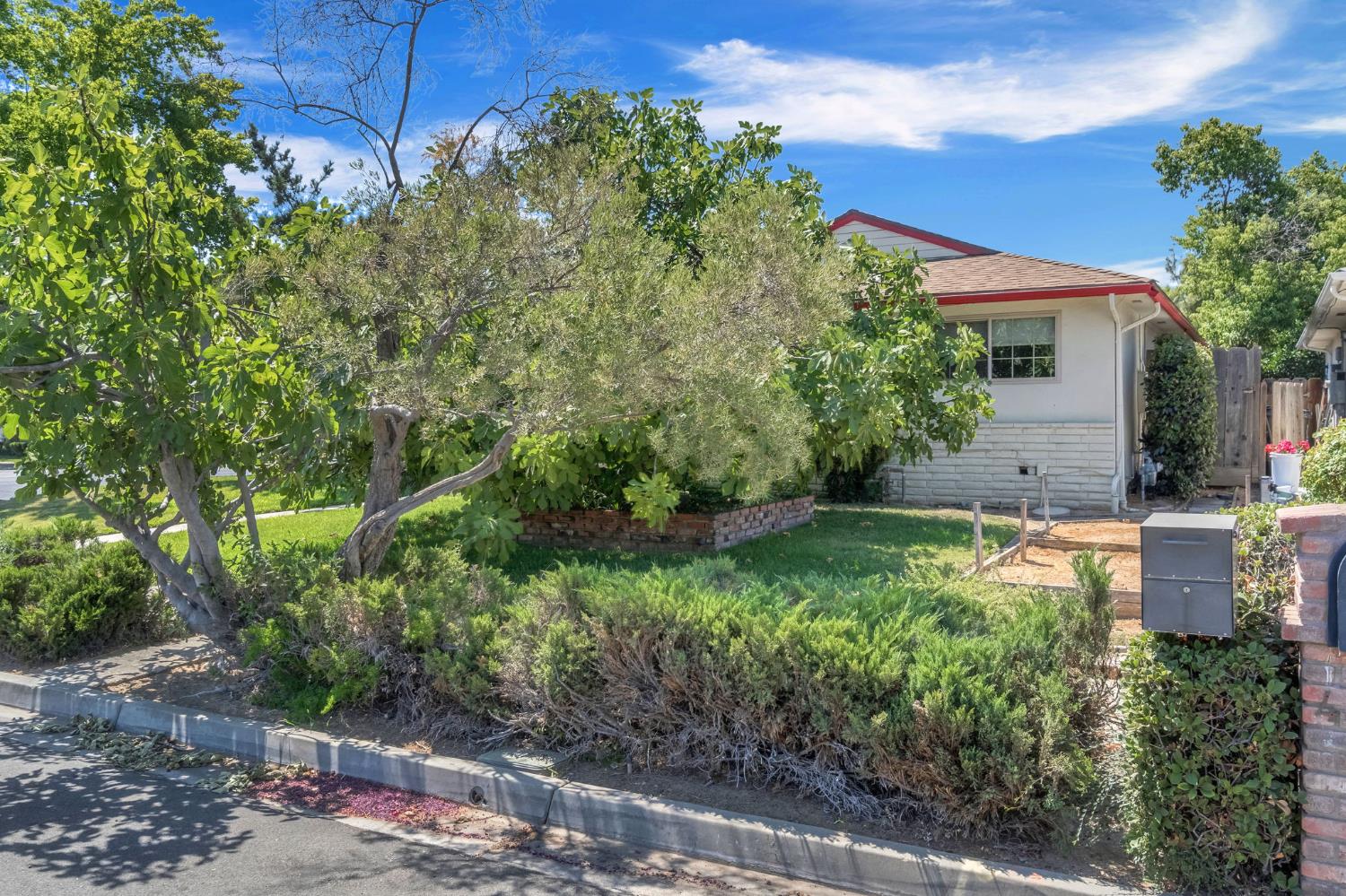 411 W Vartikian Ave, Fresno, CA 93704