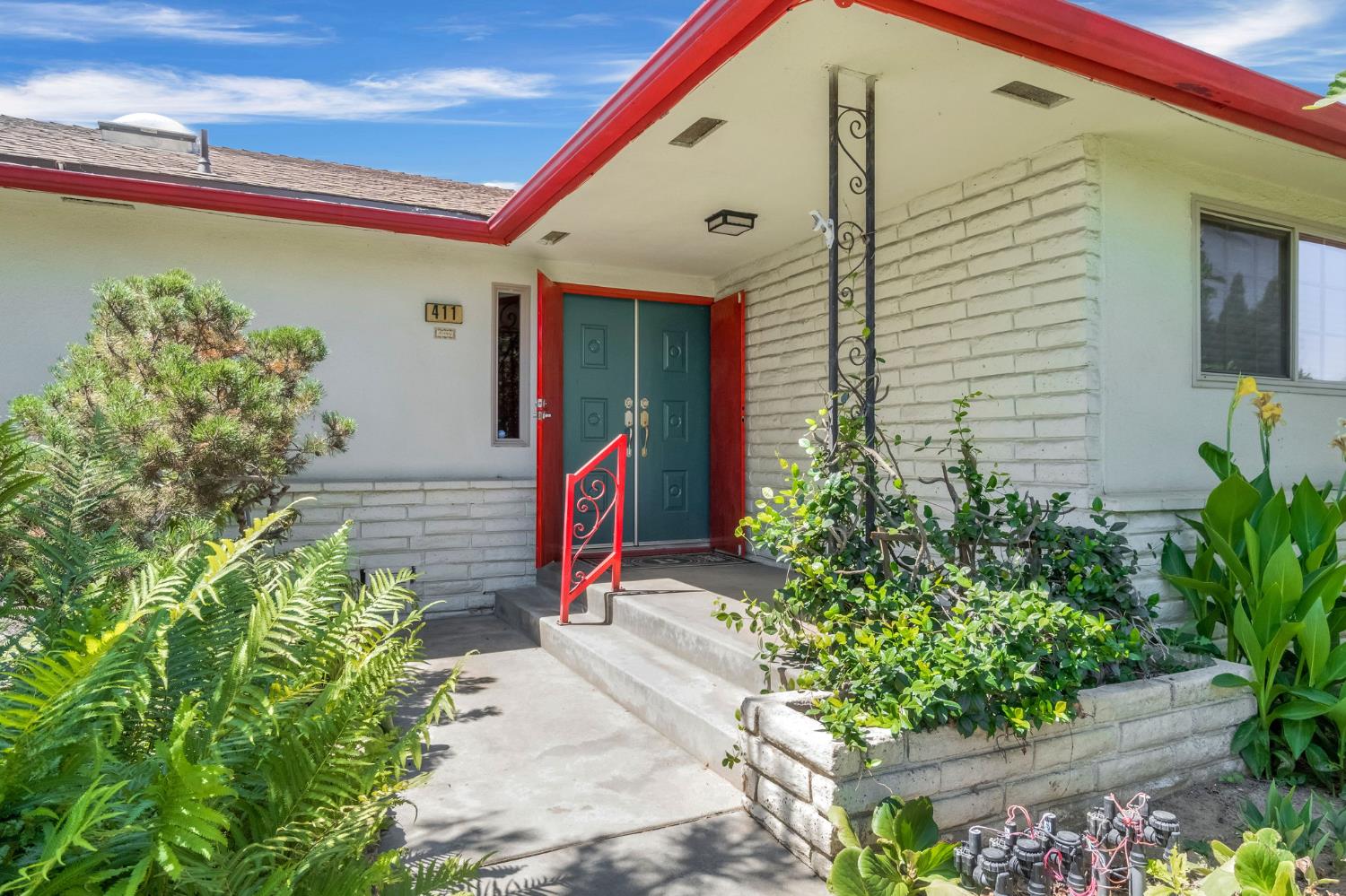 411 W Vartikian Ave, Fresno, CA 93704