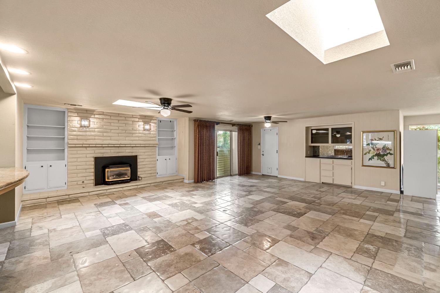 411 W Vartikian Ave, Fresno, CA 93704