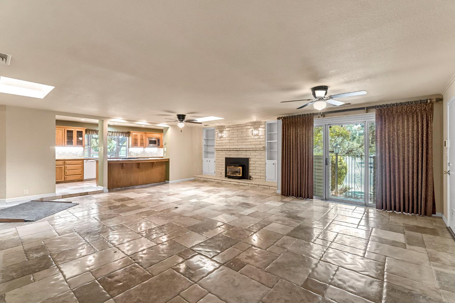 411 W Vartikian Ave, Fresno, CA 93704