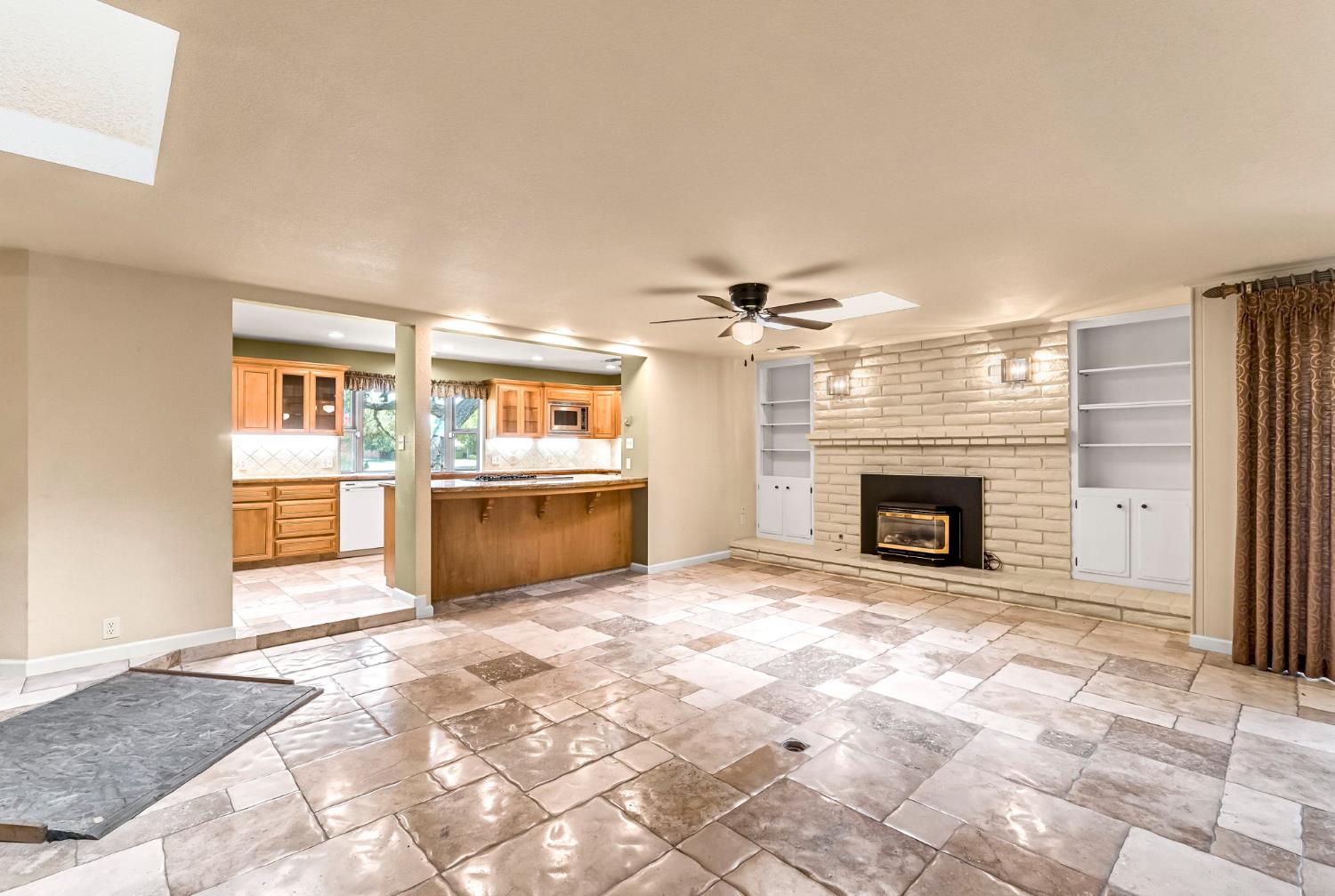 411 W Vartikian Ave, Fresno, CA 93704