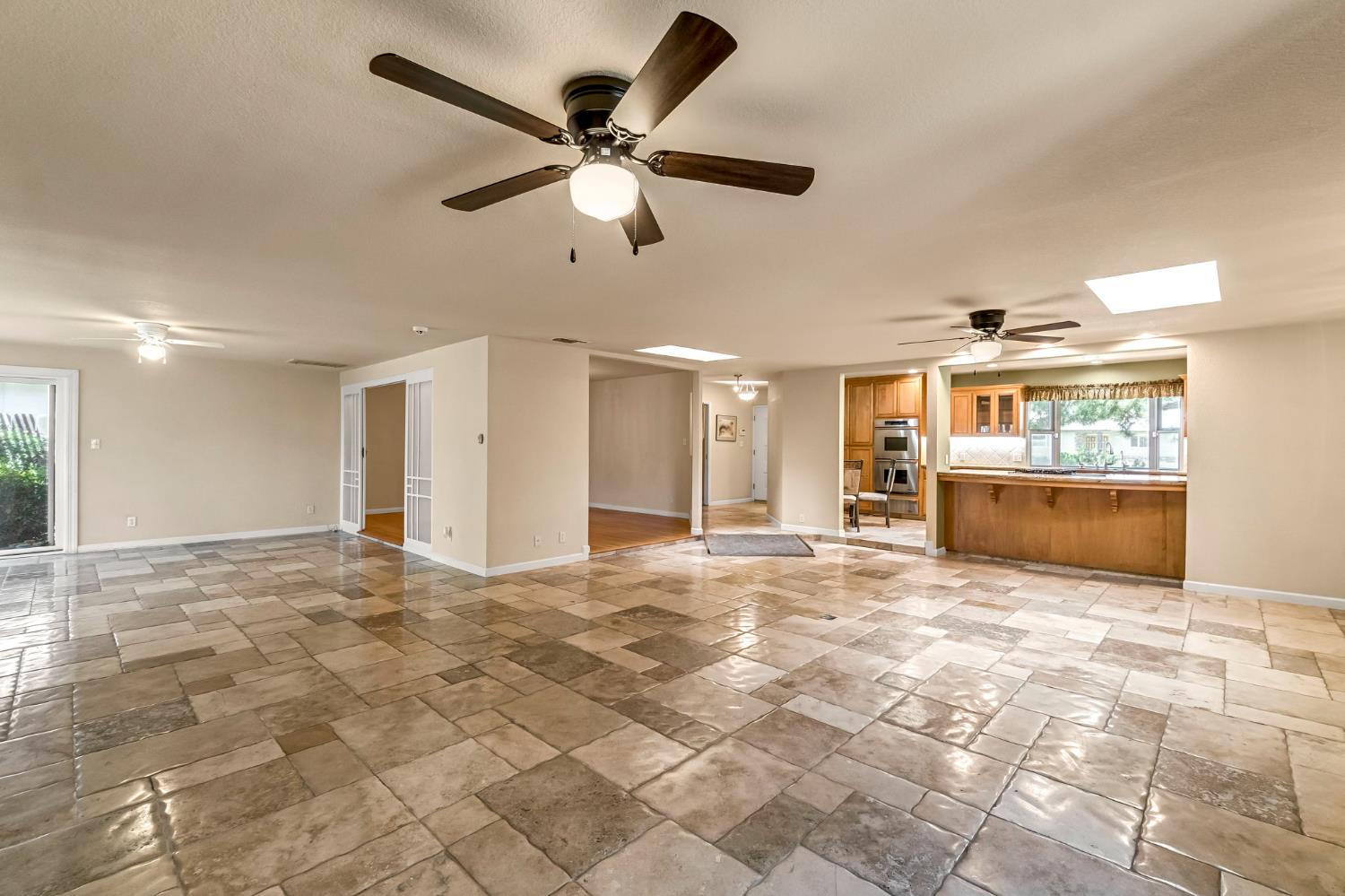 411 W Vartikian Ave, Fresno, CA 93704