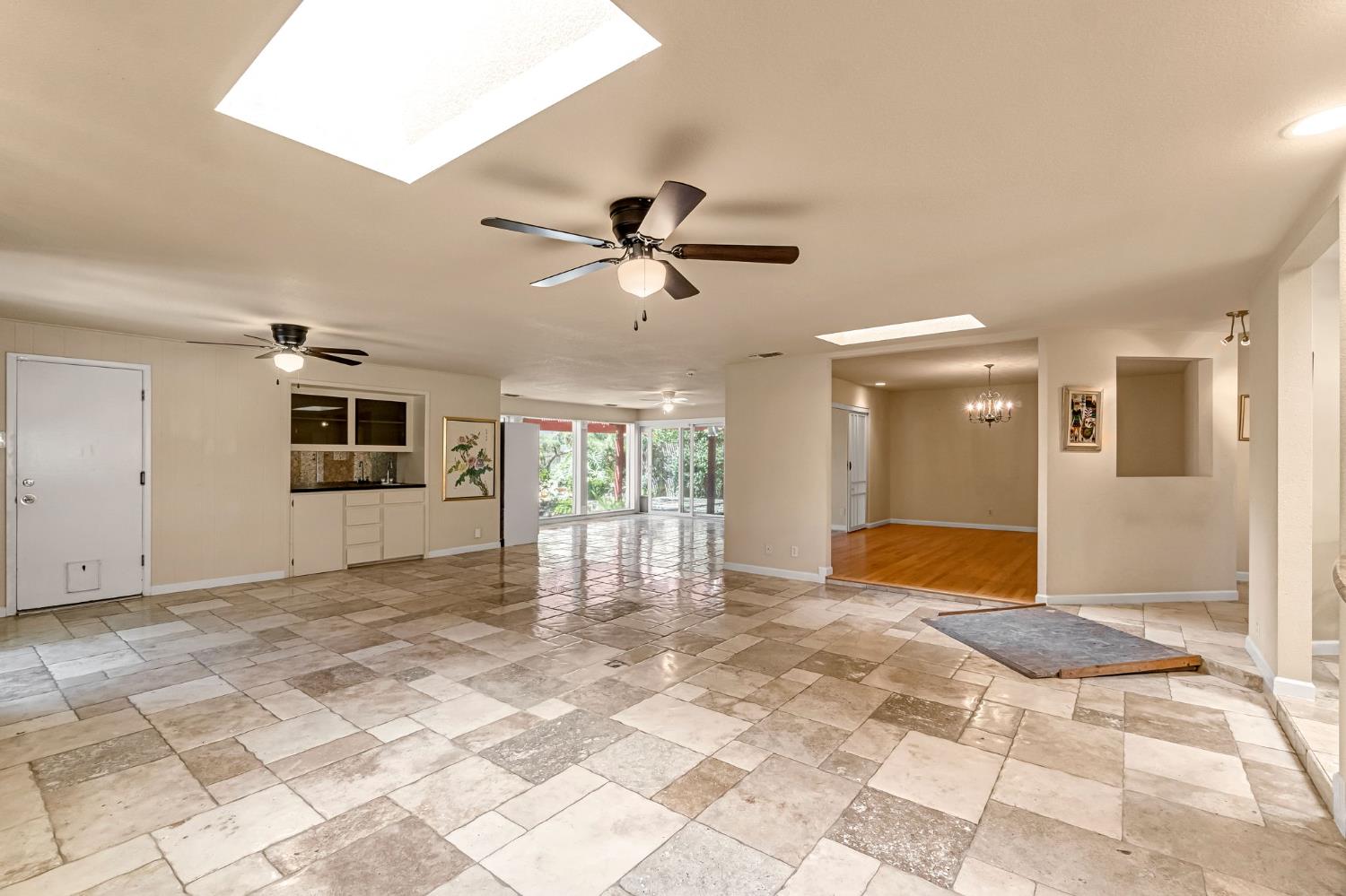 411 W Vartikian Ave, Fresno, CA 93704