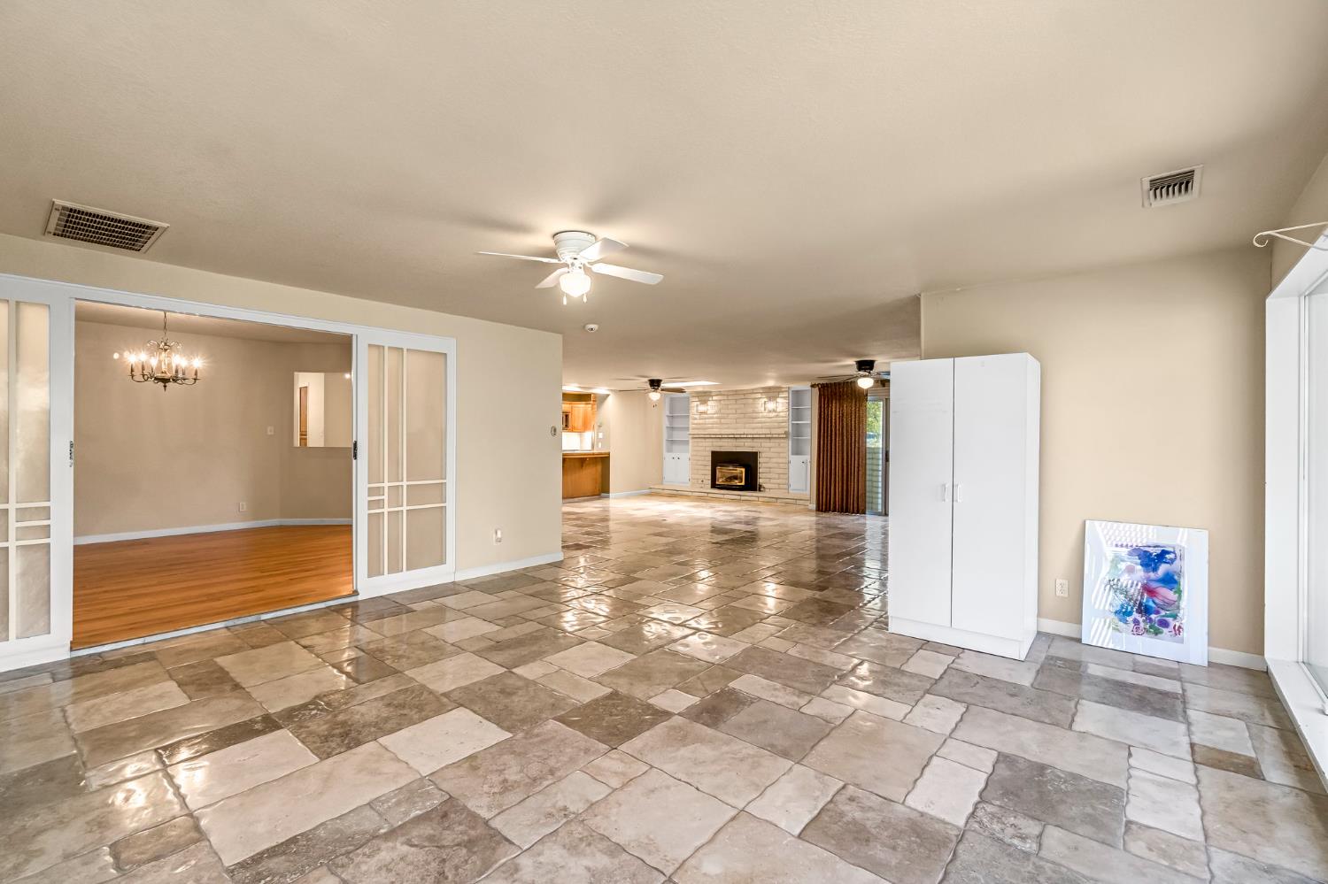 411 W Vartikian Ave, Fresno, CA 93704