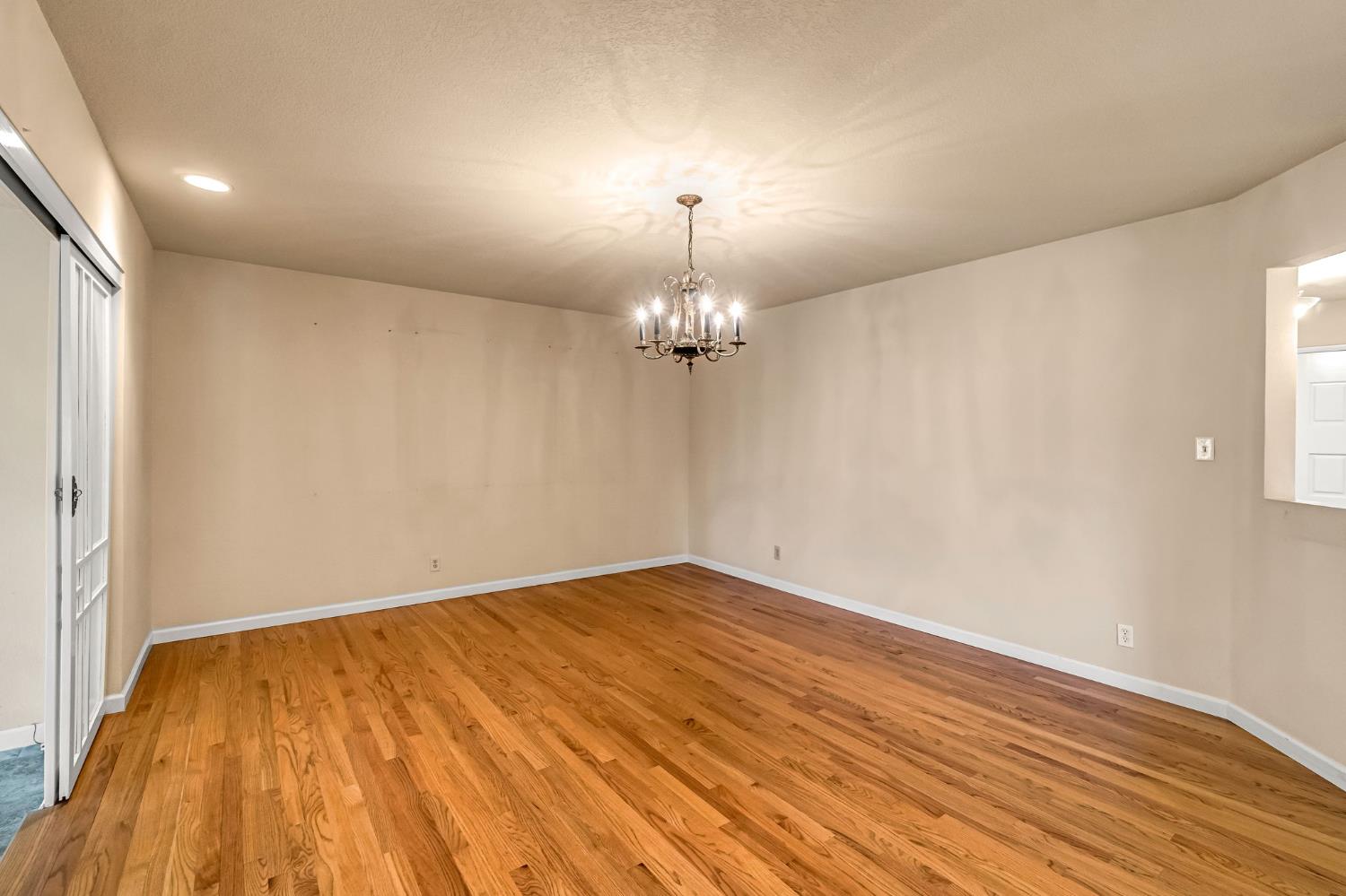 411 W Vartikian Ave, Fresno, CA 93704