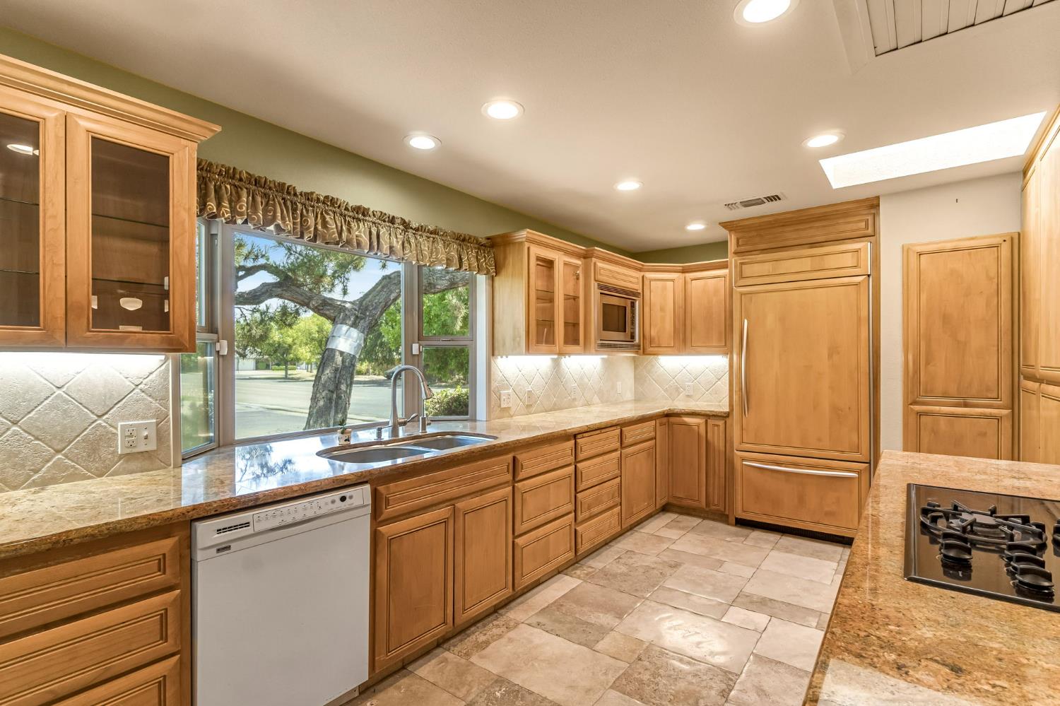 411 W Vartikian Ave, Fresno, CA 93704