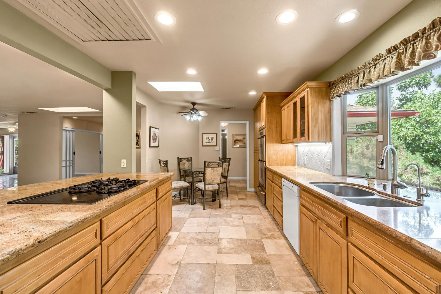 411 W Vartikian Ave, Fresno, CA 93704