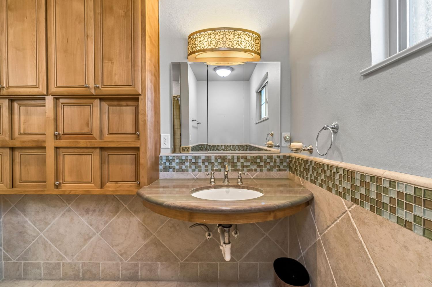 411 W Vartikian Ave, Fresno, CA 93704